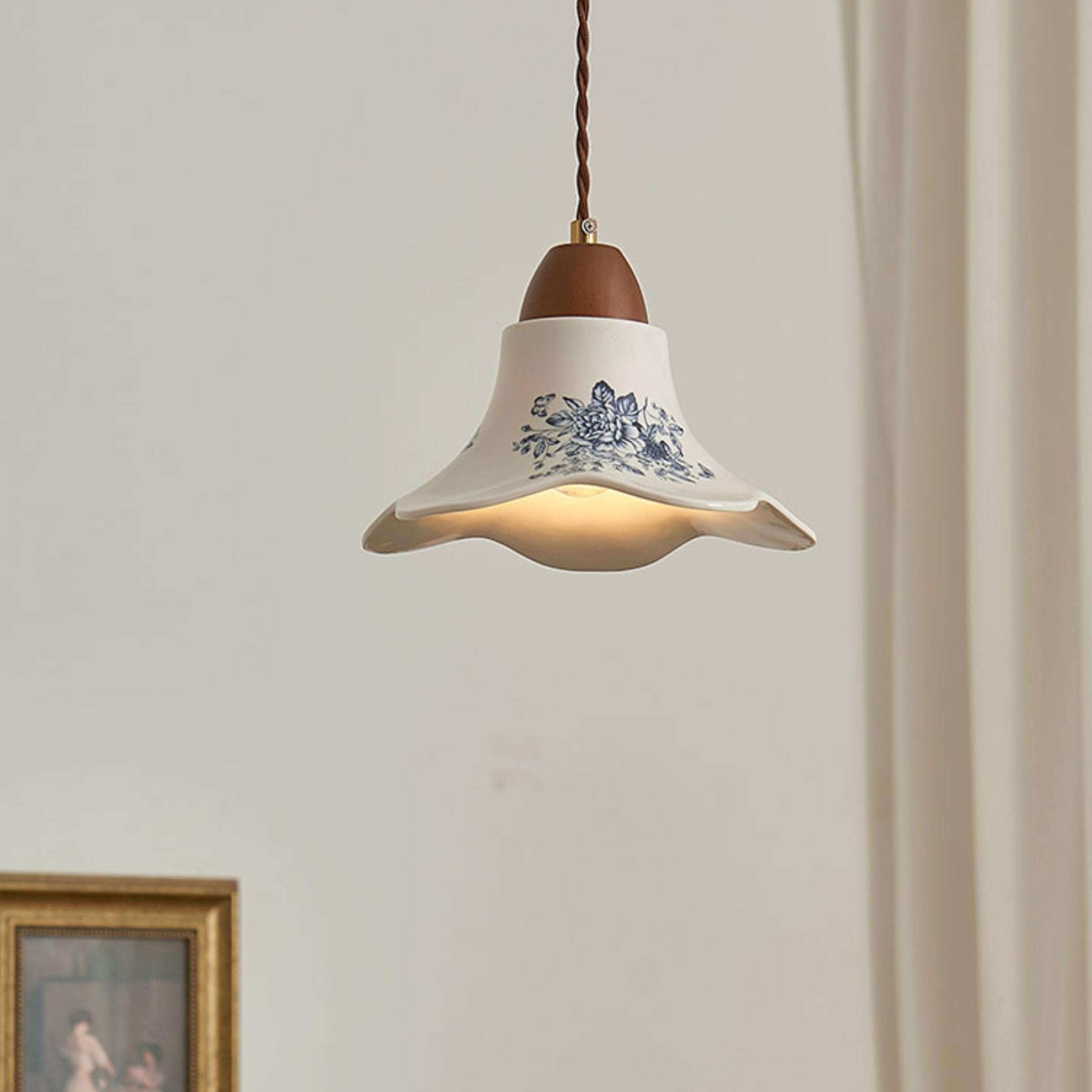 Zawieszenie w stylu vintage z niebieskiej i białej porcelany, z drewnianą podstawą i dekoracyjnym kloszem w kształcie kwiatu. Żyrandol z regulacją wysokości, idealny do sypialni, jadalni