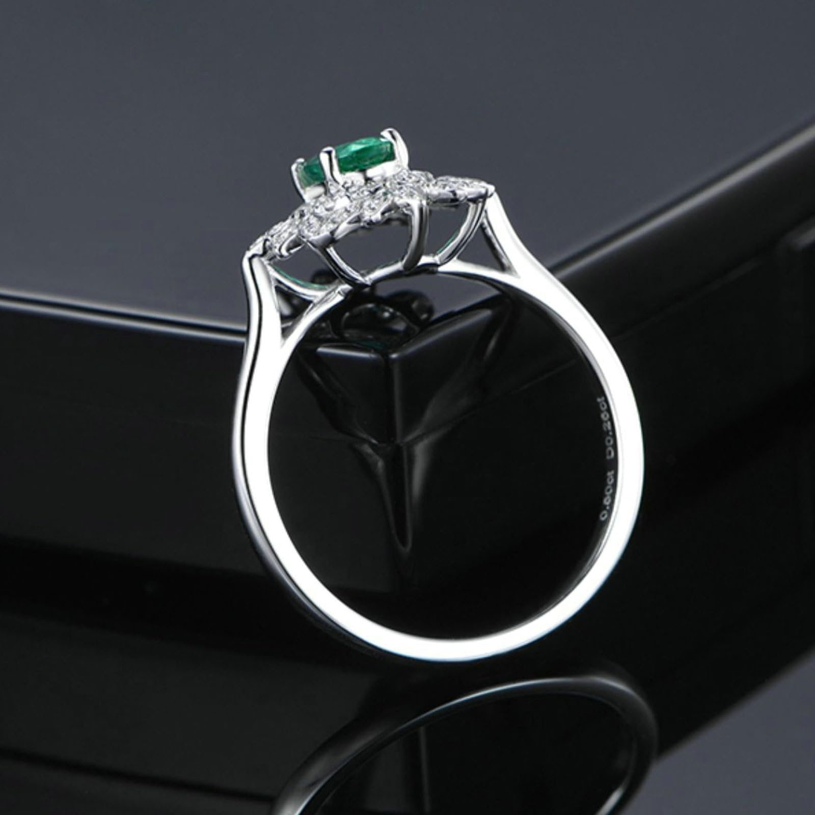 Anillo de compromiso para mujer de platino, anillos de promesa de boda, flores con esmeralda ovalada de 0,5 quilates y moissanita de 0,26 quilates, tamaño H 1/2-V 1/2