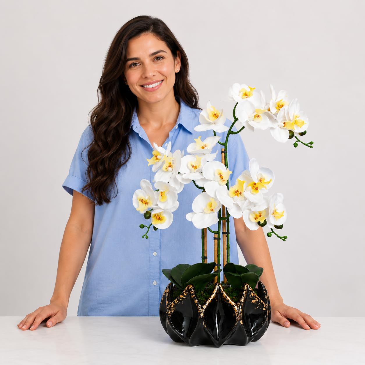 Orquídeas artificiales de 70 cm – Orquídea artificial Phalaenopsis hecha a mano en maceta de cerámica negra y dorada con bambú auténtico, sin mantenimiento – Decoración (negro y dorado)