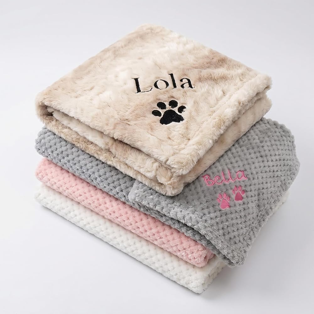 Plaid Chien Personnalisée pour Chien avec Son Nom, Couverture sur Mesure pour Animaux de Compagnie avec Nom et Empreinte, Motifs au Choix, Protection Canapé Fauteuil, Confortable