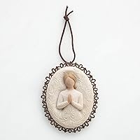 Vista 9 de Willow Tree - Adorno colgante de corazón dorado con borde de metal, figura esculpida y pintada a mano en relieve