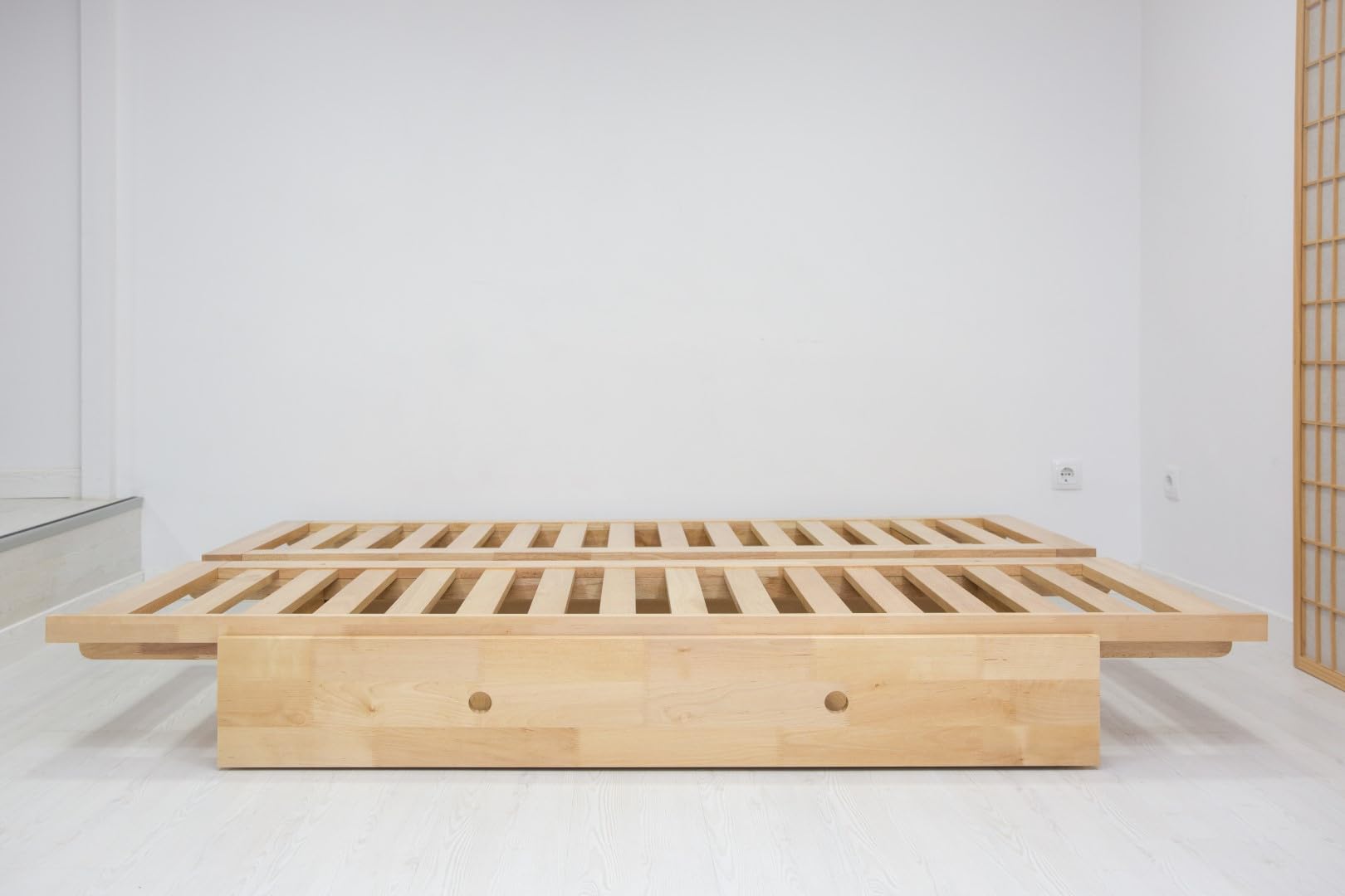 Canapé-lit futon Yokahoma mesurant 200x120x24 cm, en Bois Massif de Couleur Naturelle avec tiroir Frontal et Un futon 100% Coton Finition Gris mesurant 140x200x14 cm.
