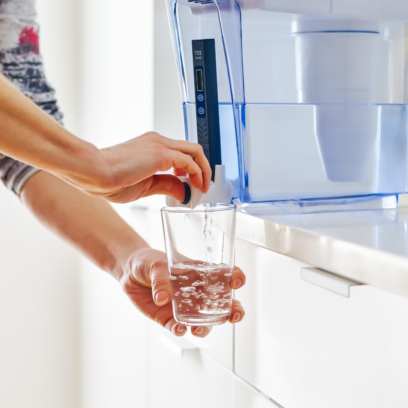 ZeroWater 5,4 L 5-Stufiger Wasserspender mit Wasserfilter - NSF-Zertifiziert - Wasser Filtersystem zur Reduktion von Blei, Anderen Schwermetallen und PFOA/PFOS - Weiß und Blau