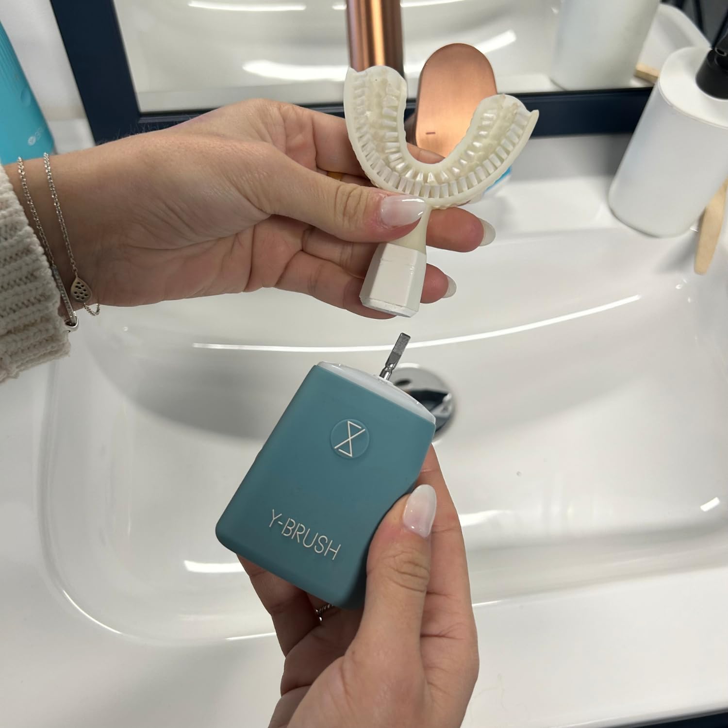 Y-Brush Essential U-Form Automatische Zahnbürste, Ganzer Mund, 3 Monate | U-förmige Zahnbürste, ganzer Mund | Von Zahnärzten | Biotech Dental, führend für Zahnimplantate in Europa | 3 Monate Akku