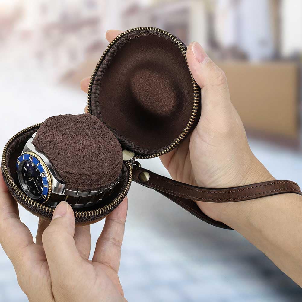 Skórzane etui podróżne na zegarek z paskiem na nadgarstek, pudełko do przechowywania zegarków naręcznych i smartwatchy do 54 mm (czerwono-brązowe)