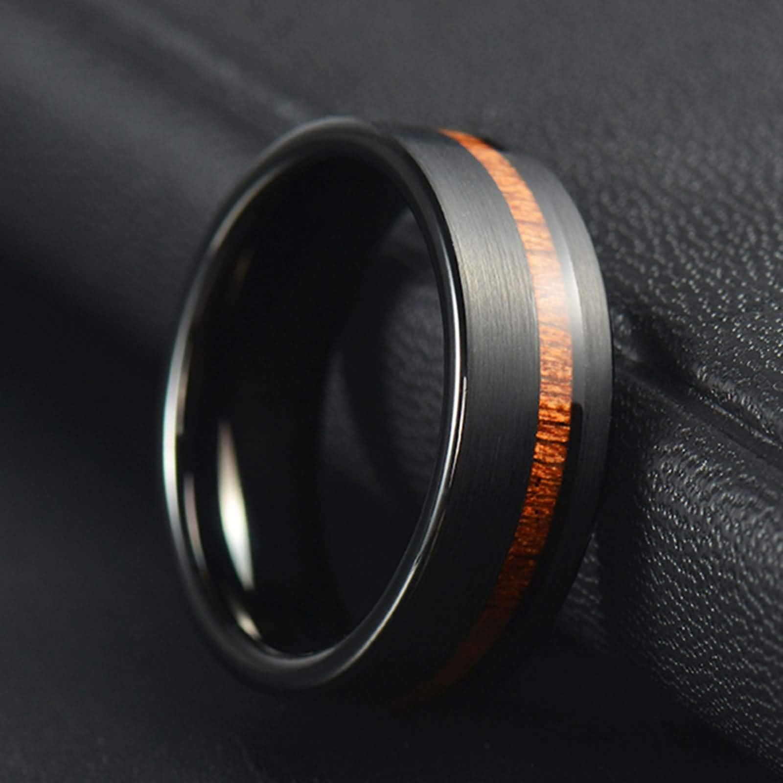 Anello Carburo di Tungsteno Koa Legno Intarsio Fede Nuziale per Uomo Comfort Fit Anello Uomo Personalizzabile Incisione 8MM Anello Nuziale Nero Misura 12-31