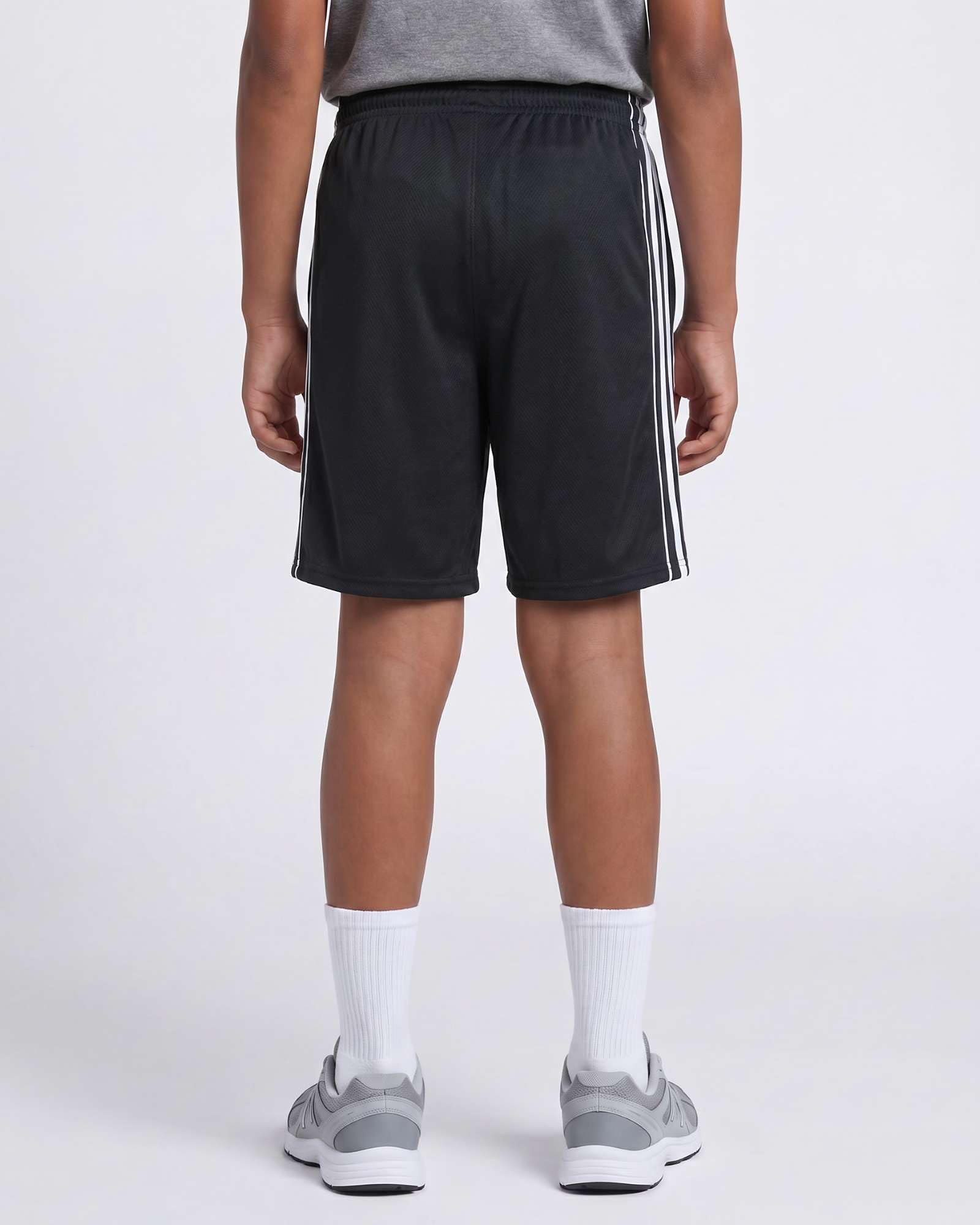 Real Essentials Paquete de 5: pantalones cortos deportivos de malla para niños con bolsillos, para adolescentes, niños, jóvenes, de secado rápido, fútbol, correr, gimnasio