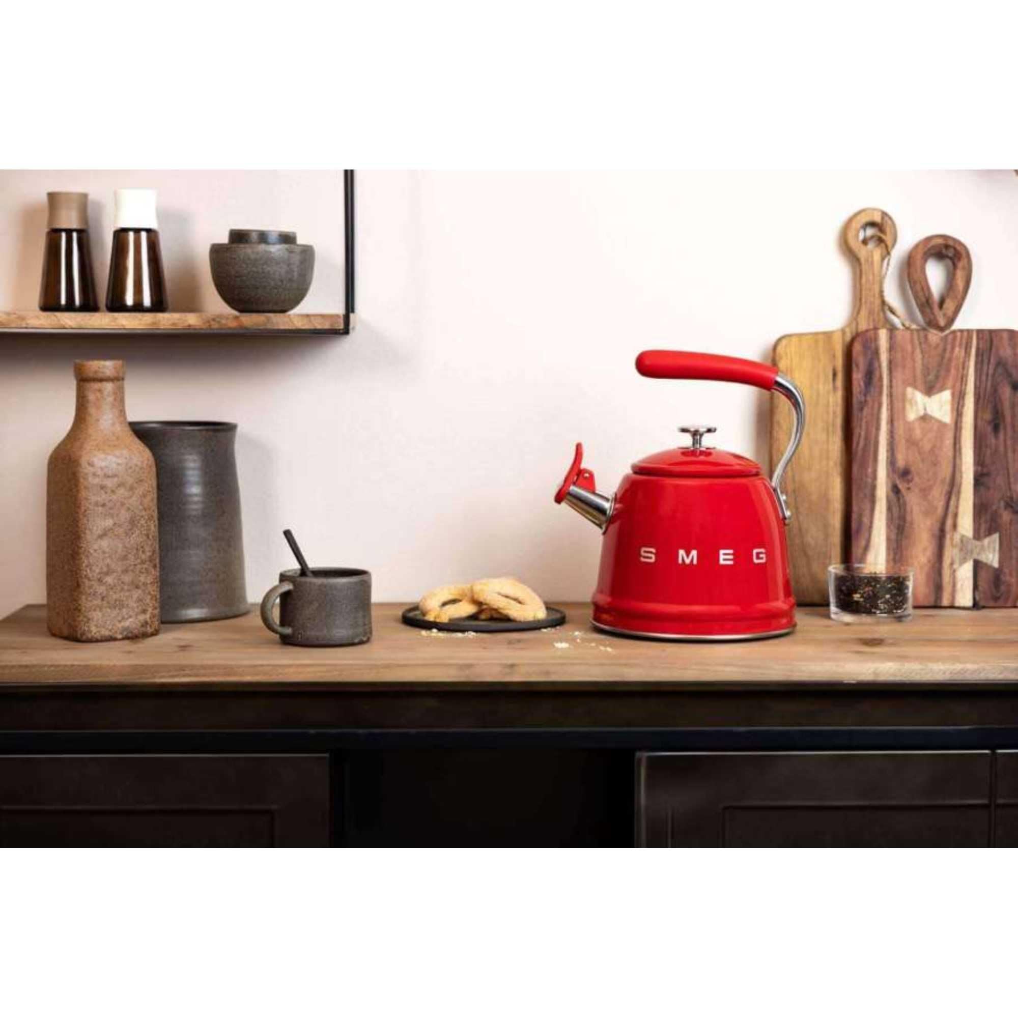 Smeg, Hervidor Sibilante WKF01RD, Acero Inoxidable, Capacidad 2,3 L, Tapa Desmontable y Boquilla Dosificadora, Compatible con Inducción, Rojo