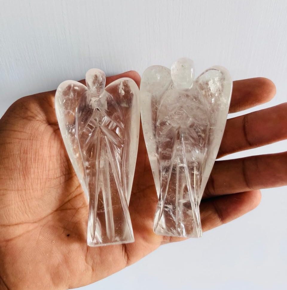 Ange en cristal de quartz transparent pour illuminer un bureau sombre ou sobre