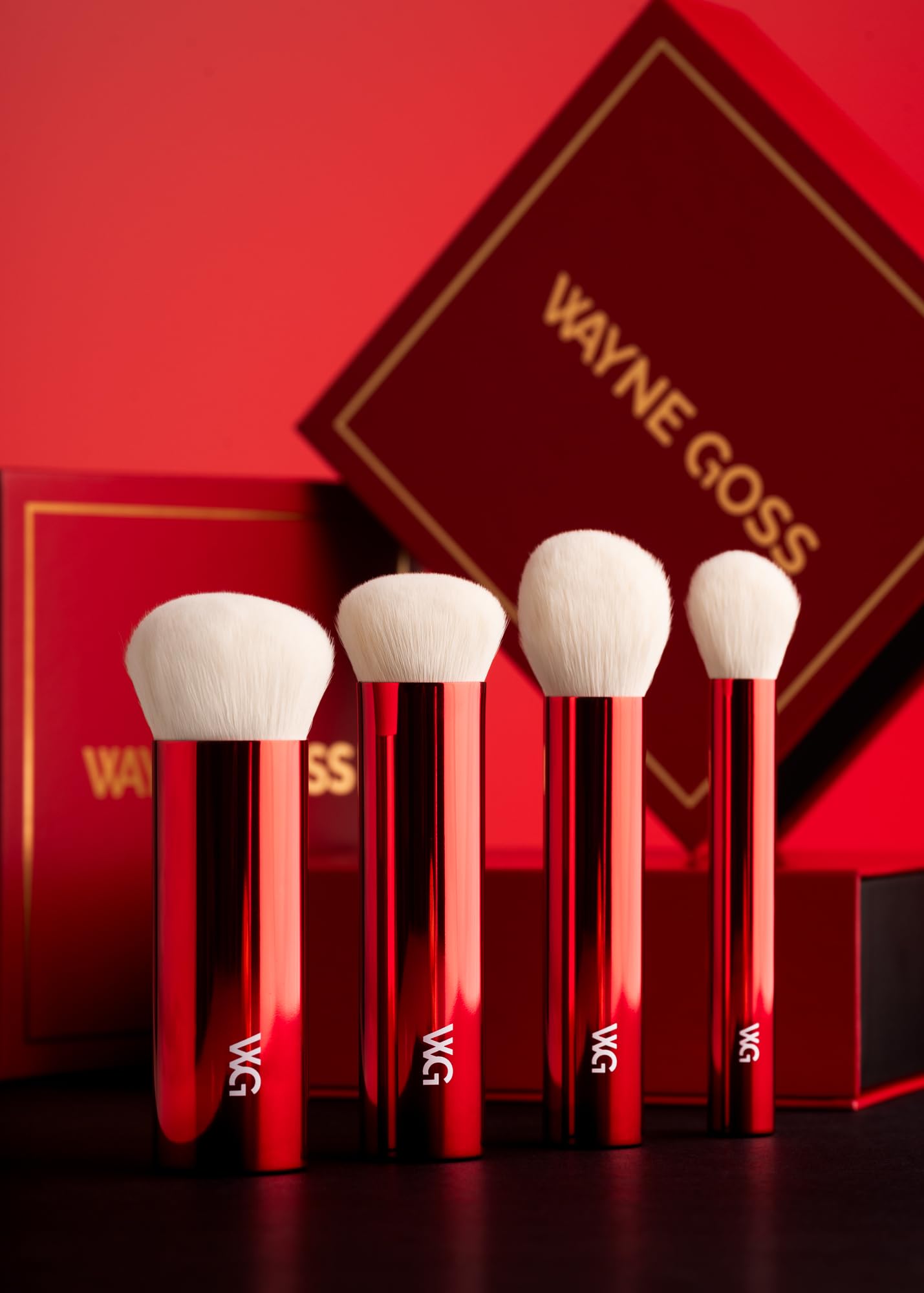 Wayne Goss Holiday Collection Lot de 4 pinceaux de maquillage synthétiques à manche compact dans une boîte cadeau