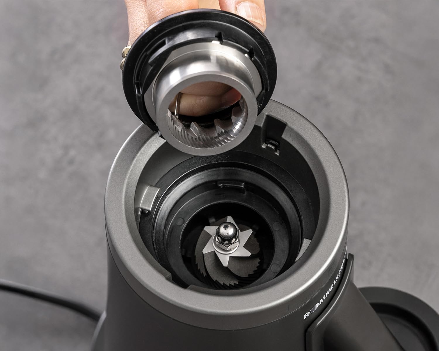 ROMMELSBACHER Molinillo de café Premium EKM 600, mecanismo de acero inoxidable con engranaje de metal resistente para molienda de alta homogeneidad, espacio muerto optimizado con fuelle adicional, 75