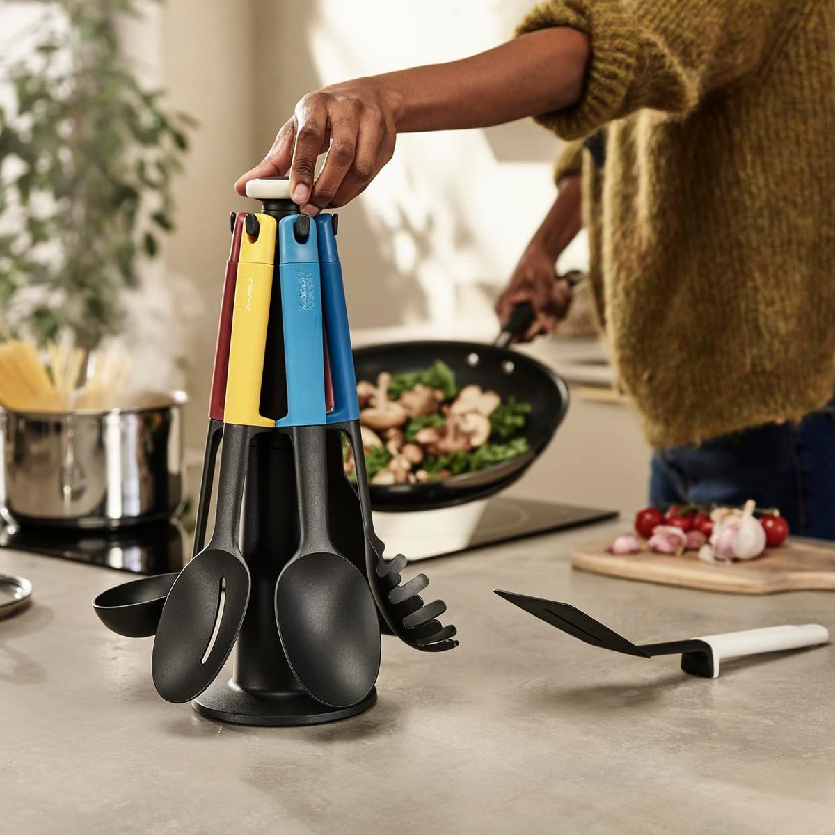 Joseph Joseph Elevate Lot de 6 Ustensiles de cuisine en Nylon, Antiadhésif et Résistant à la chaleur jusqu'à 200 ℃ avec Porte-Ustensiles Rotatif, Multicolore