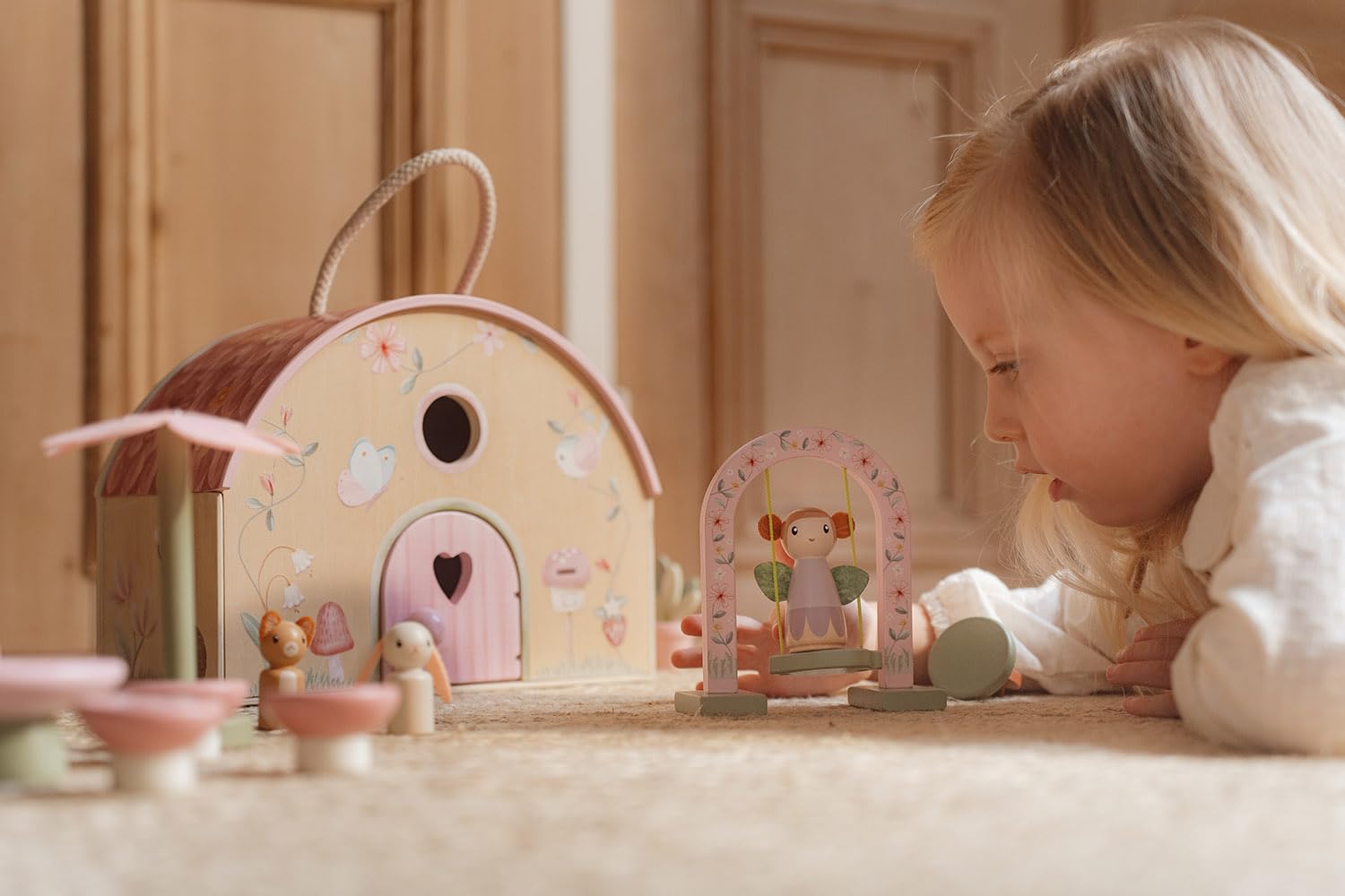 Little Dutch Feenhaus Puppenhaus aus Holz tragbar und aufklappbar mit viel Zubehör und Spielfiguren rosa
