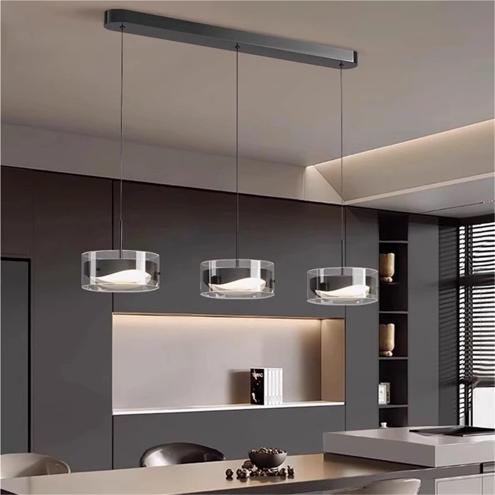 Lampada a Sospensione lineare Moderna a 3 luci con Paralume in Vetro fumé, Base Rettangolare Nera e LED, Ideale per Sala da Pranzo e per Creare un'atmosfera Calda.