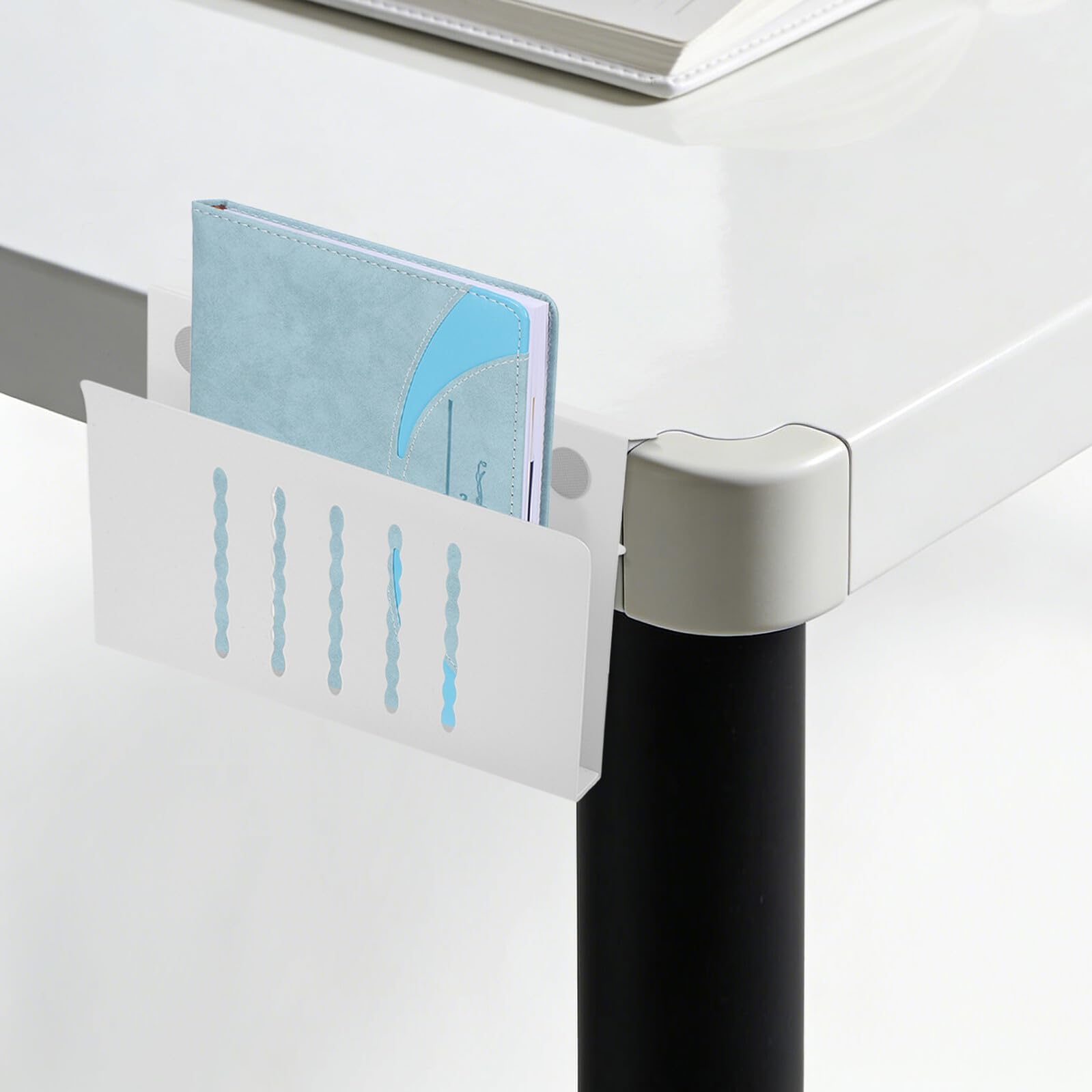 Supporto per Laptop da Scrivania Sospeso in Ferro Bianco | Organizer Laterale senza Fori, Compatibile con Laptop e Tablet, per Ufficio e Casa