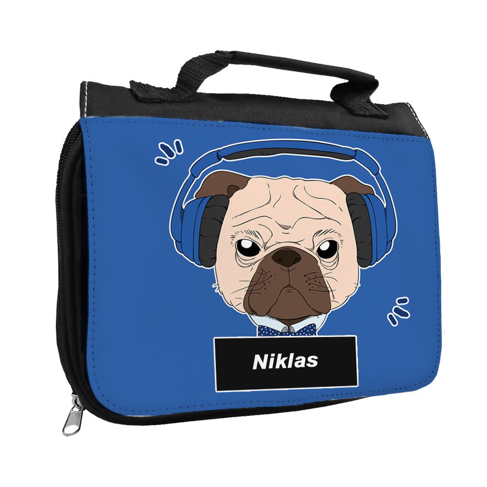Kulturbeutel Mit Namen Jannik – Motiv Mops Mit Kopfhörer, 23x17x5 Cm, Schwarz, Für Jungen