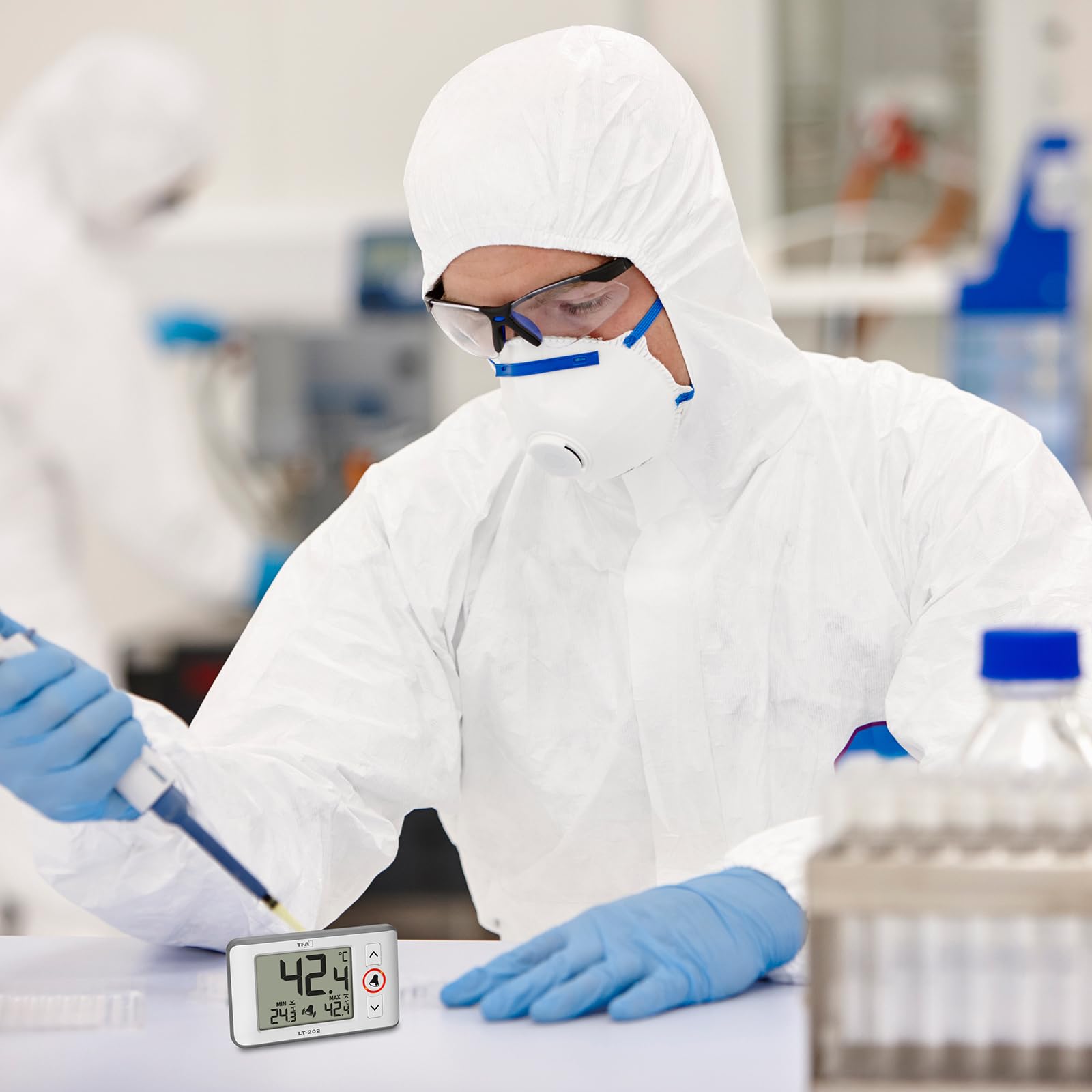 TFA Dostmann Digitales Profi-Thermometer mit wasserdichten Kabelfühler LT202, 30.1052, permanente Anzeige der Max.-Min.-Werte, Temperaturalarm, für Aquarien/Kühlschränke geeignet, weiß