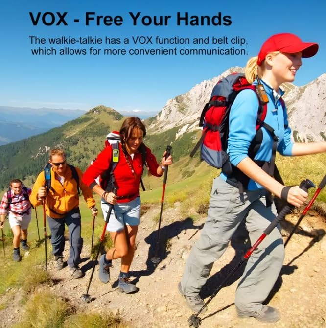 Žmonių, žygiuojančių kalnuose, nuotrauka su užrašu „VOX – atlaisvinkite rankas“ ir racija priekiniame plane, iliustruojančia bendravimą laisvomis rankomis.