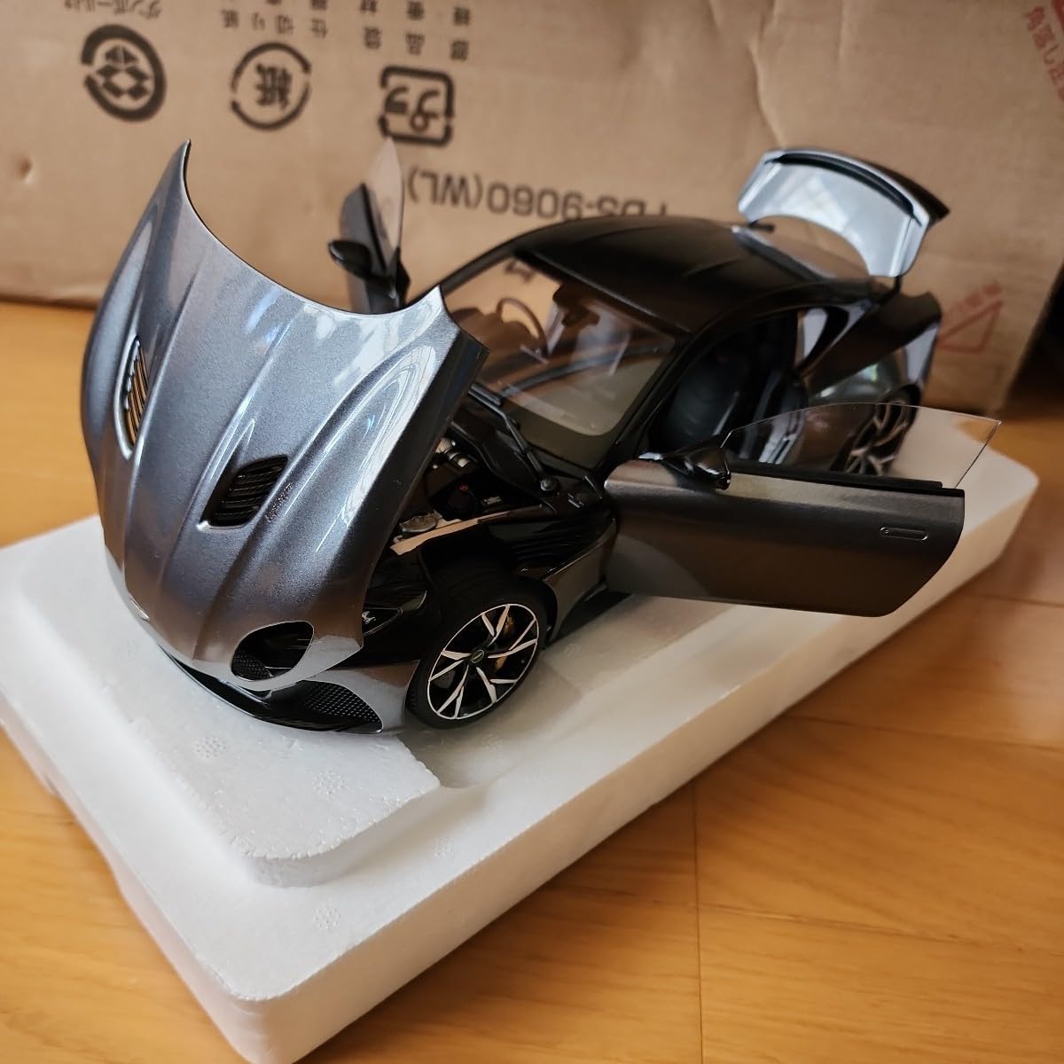 Amazon.co.jp: AUTOart 1/18 オートアート ASTON MARTIN DBS  