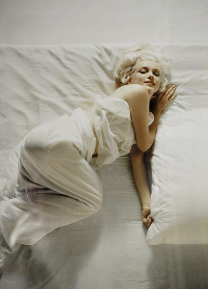 マリリンモンローのカーペット Amazon.co.jp: マリリン・モンロー ベッドの上に寝そべっている 写真