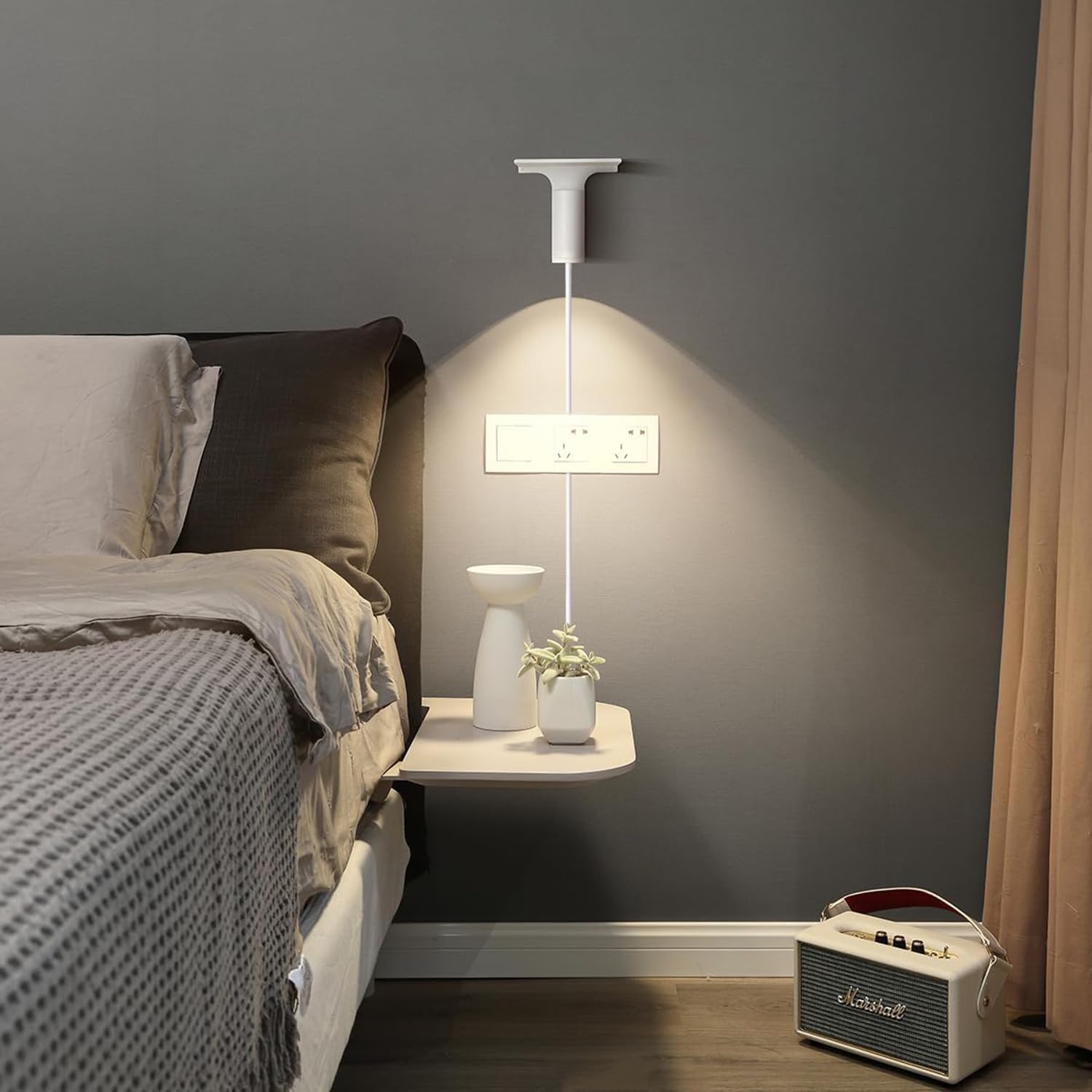 Lampa ścienna LED z włącznikiem i wtyczką, wewnętrzna metalowa lampa ścienna obracana o 270° z portem USB do ładowania i półką, regulowana lampa ścienna do czytania do salonu, sypialni, biura,White