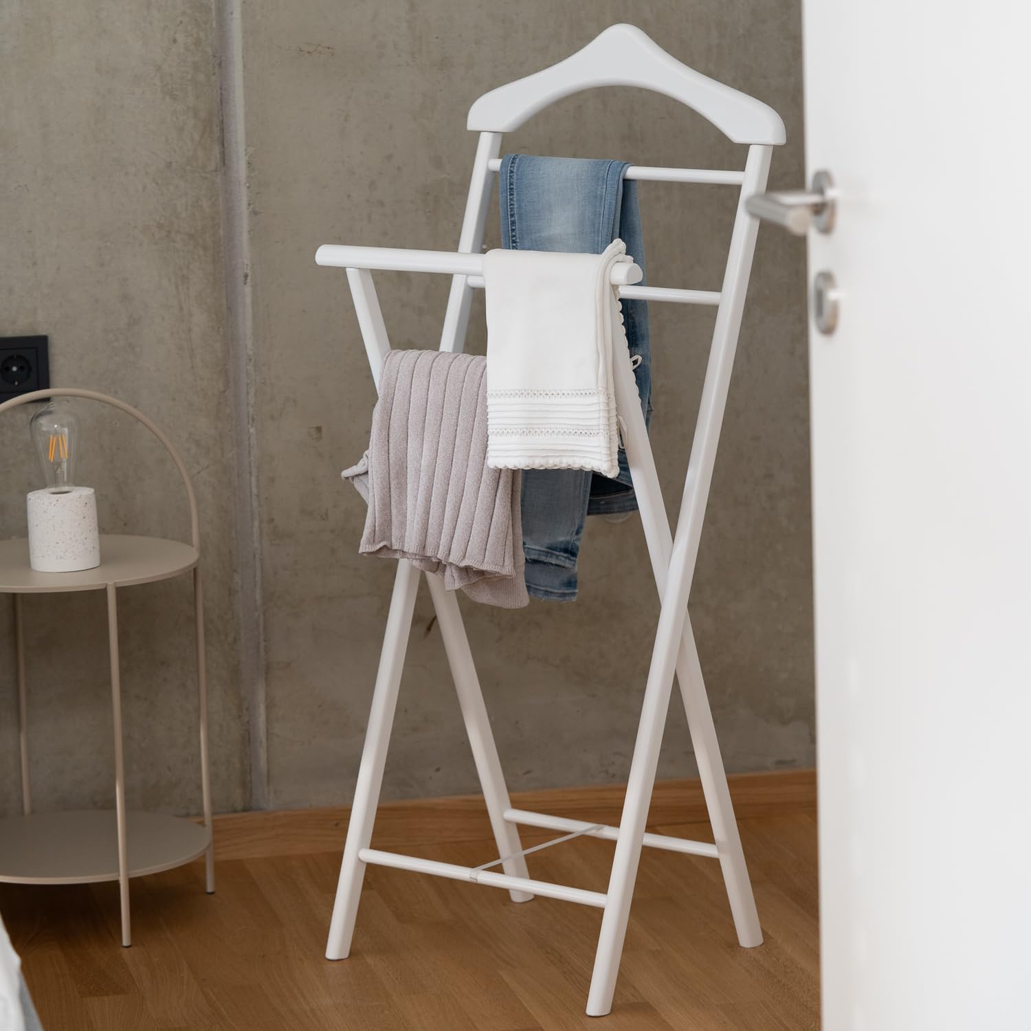 Staboos Herrendiener aus Massivholz in 3 Farben – fertig montierter Kleiderbutler & Stummer Diener – stabiler Stiller Diener für Schlafzimmer, Ankleide, Garderobe & Bad I Kleiderablage (Weiß)