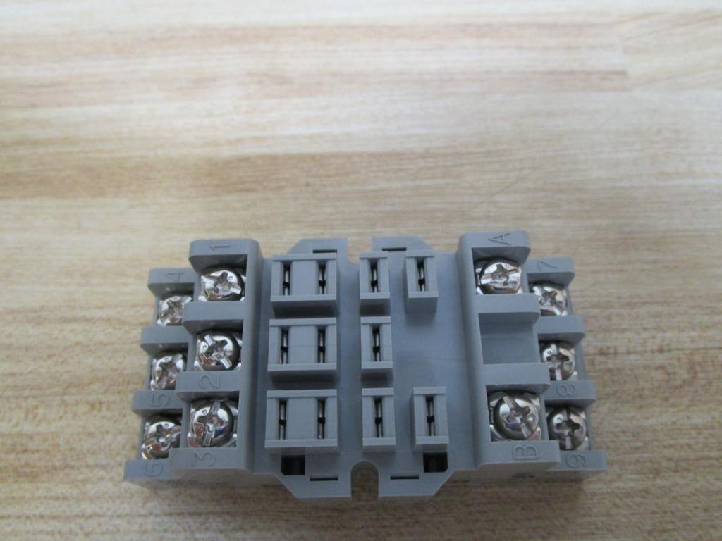 Idec SR3B-05 Relay Socket SR3B05 (Pack of 5)