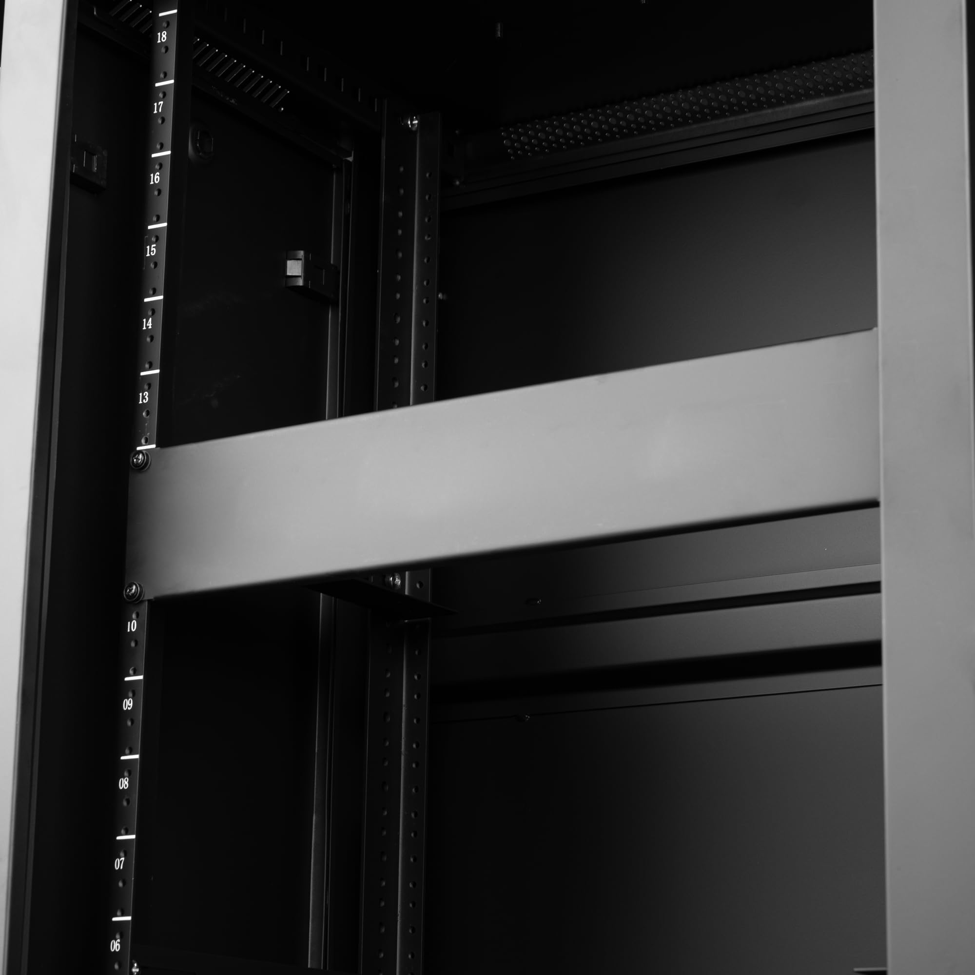 Rack Mount Filler Panel Gator GRW-PNLPRF1 1U Perforated Flanged Rack ...