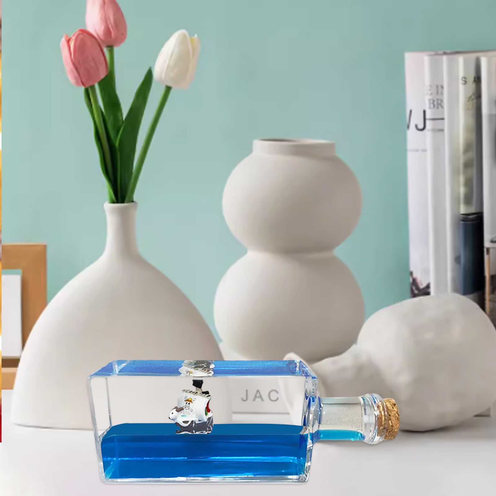 Going Merry Deko-Flasche, Schiffsmodell, Acryl, unsinkbar | Sanftes Schaukeln der Flüssigkeit wirkt entspannend, ideal zum Stressabbau am Schreibtisch, dekorativ für Büro und Zuhause