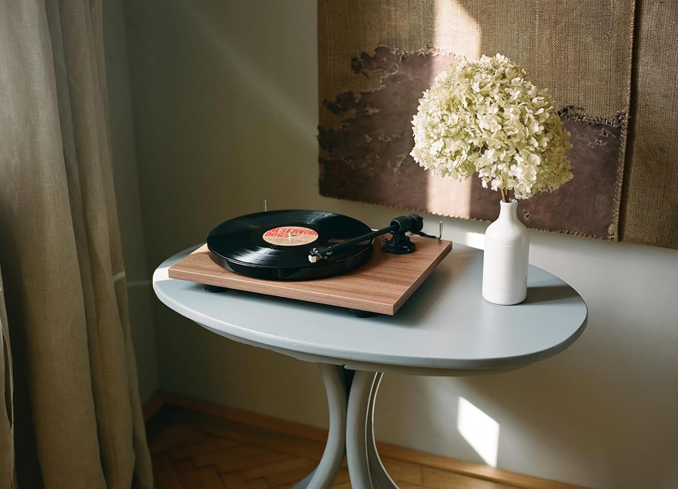 Pro-Ject E1 BT, Tourne-Disque d’entrée de Gamme Plug & Play avec système de Cellule MM, émetteur BT, préamplificateur Phono commutable et Changement électronique de Vitesse (AT3600L, Noyer)