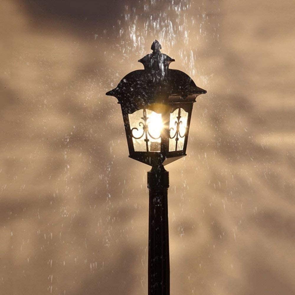 Vintage zewnętrzna lampa podłogowa do trawnika, szklany klosz, konstrukcja okna, odlew aluminiowy, latarnia uliczna, końcówka słupka do ogrodzenia lub tarasu.