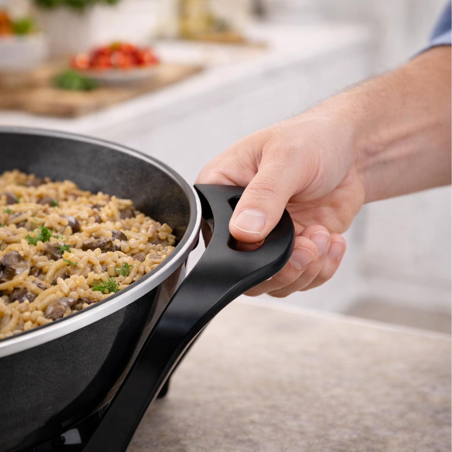 BEPER P101COS100 Wok électrique 33 cm, 1500 W, revêtement antiadhésif en céramique, thermostat réglable, 5 litres, couvercle en verre, idéal pour sauter, frire et mijoter.