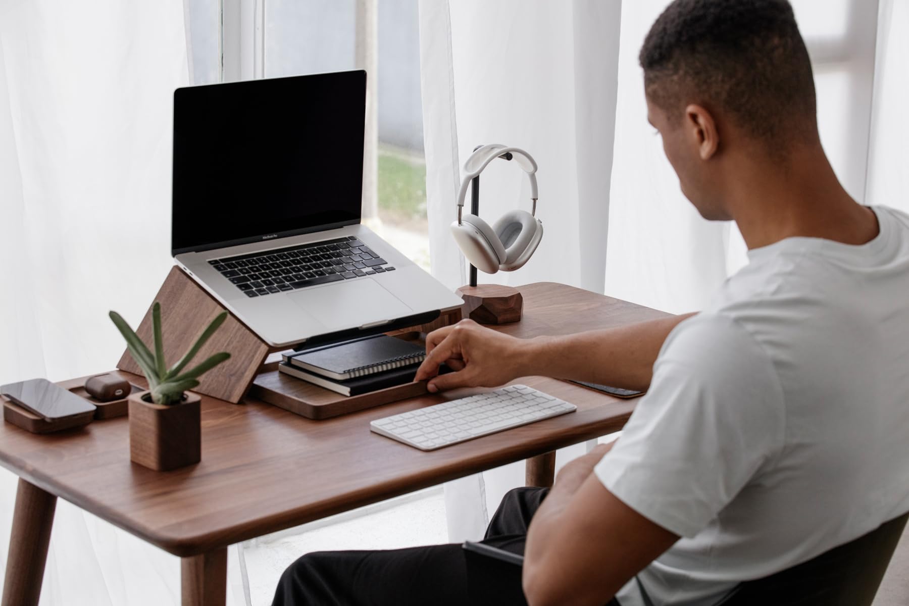 Oakywood Laptop Stand - Fatto a mano - Supporto in legno naturale, Made in EU - Compatibile con MacBook e laptop da 15-16" - Supporto per laptop - 50x25x15cm - Noce