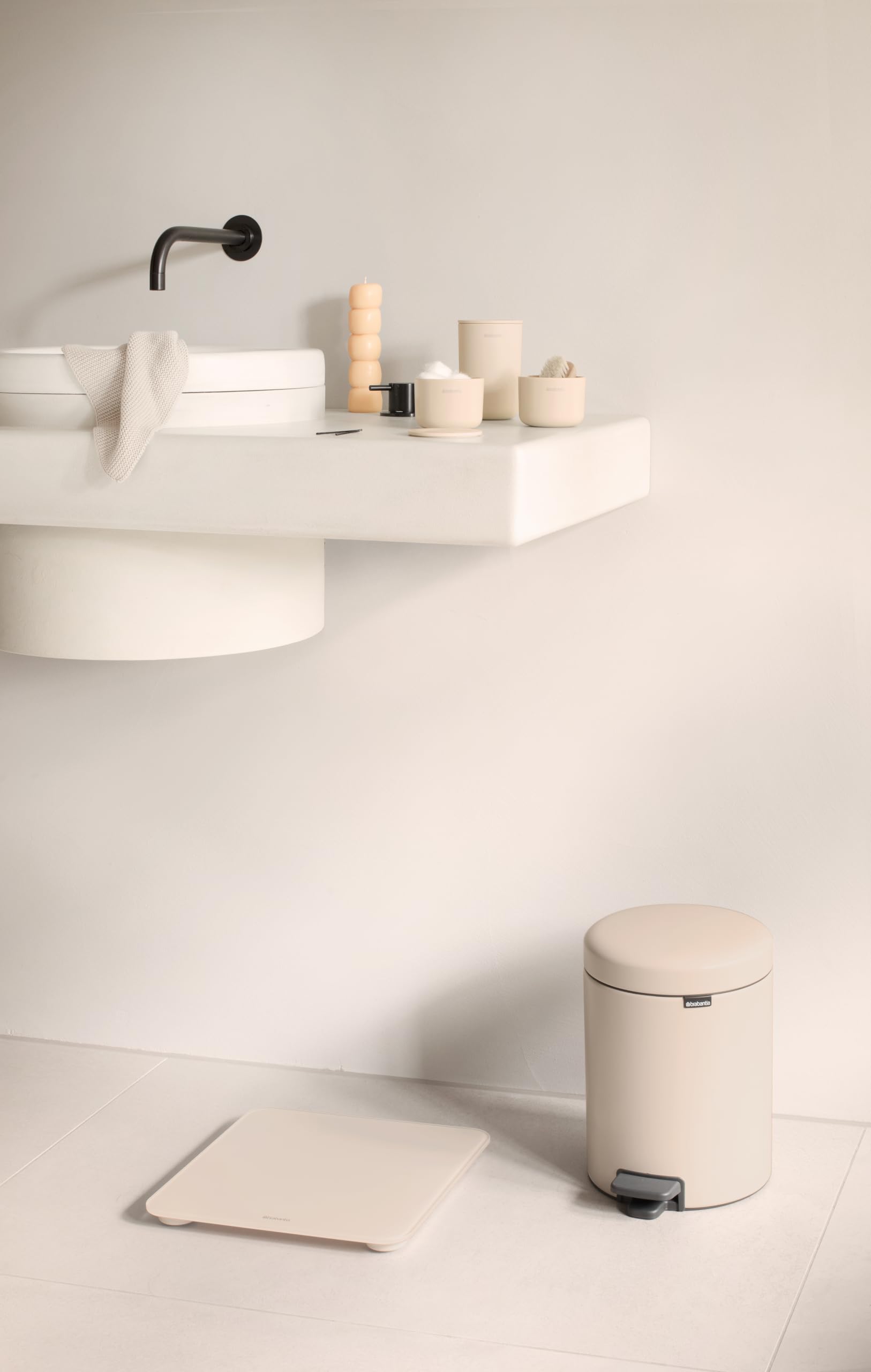 Brabantia - ReNew Bilancia Pesapersone Digitale - Bilancia con Piano in Vetro Portata 180 kg - Piedini Morbidi Antiscivolo - 4x Batterie AAA Incluse - Soft Beige - 30 x 30 cm
