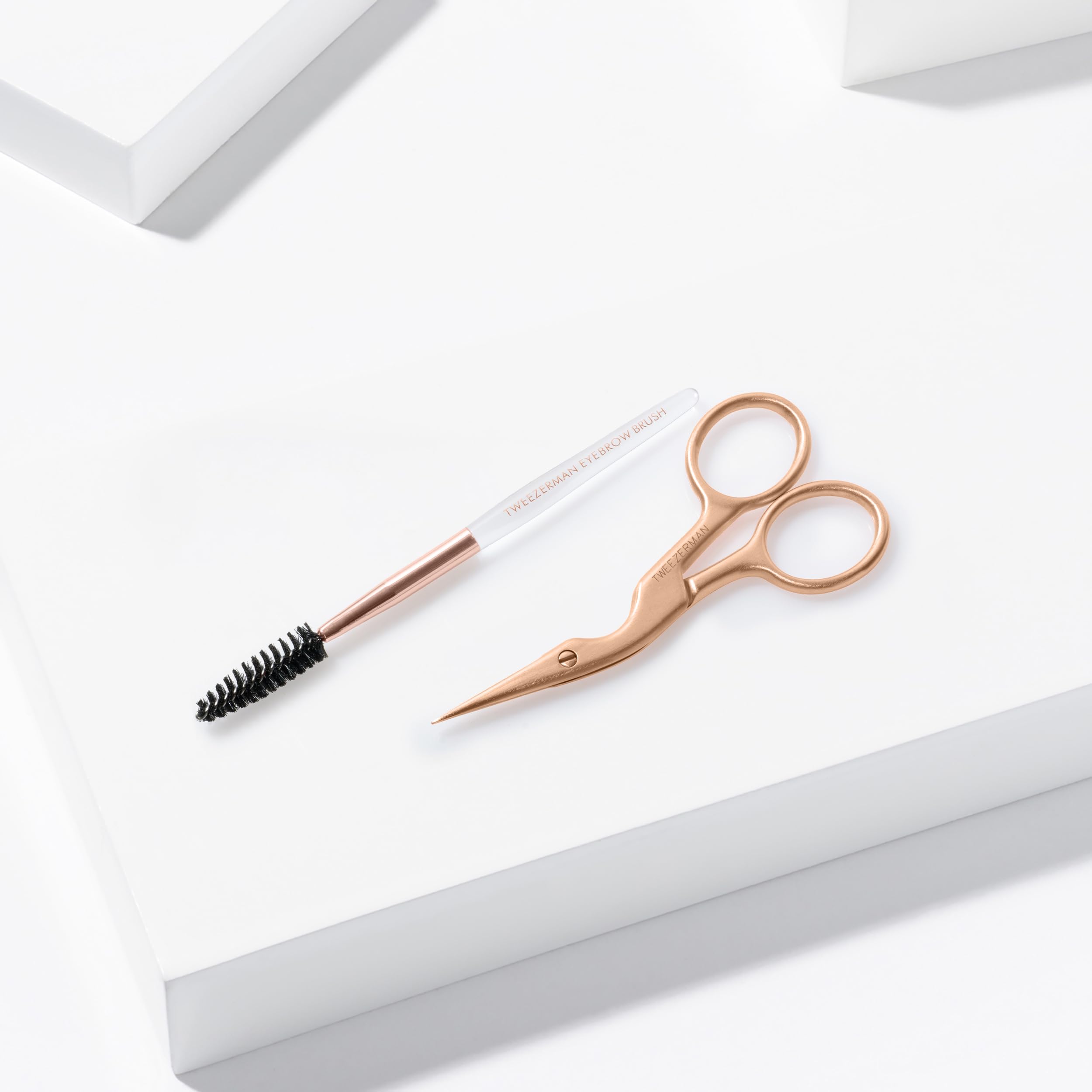 TWEEZERMAN Augenbrauenschere und Bürste – Brow Shaping Scissors & Brush, Edelstahl aus Italien, Ergonomisch, Rose Gold