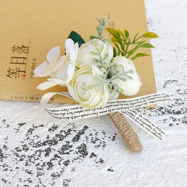 Fiore all'occhiello verde e bianco: fiore all'occhiello da sposa con rosa - Italia