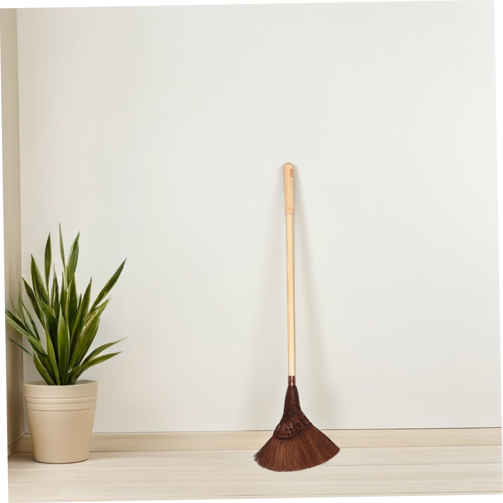 Escoba de Palma Artesanal Marrón con Mango Largo de Madera | Diseño Clásico Tradicional, Desmontable, para Interior y Exterior, Pensada para Dueños de Mascotas
