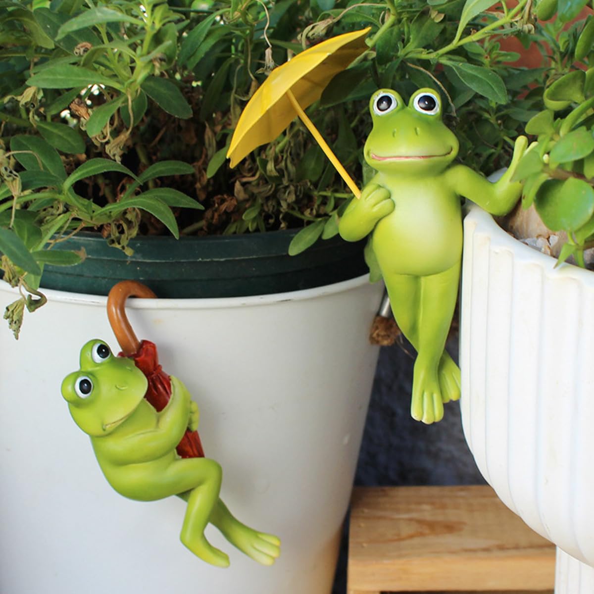 Set of 2 Funny Frog Statues Outdoor Flower Pot Hugger, Resin Hanging Frog Figurines Cute Climbing Animals Sculpture Plant Pot Decorations for Home Garden Patio Lawn Yard Ornaments (Holding Umbrella)