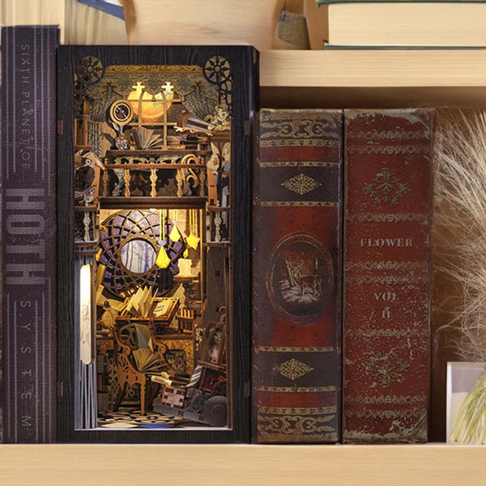 CUTEBEE DIY Book Nook Kit casa delle bambole con copertura antipolvere miniatura diorama booknook kit con luce LED,3D kit di modellazione in legno,da costruire(Nebula Common Room)