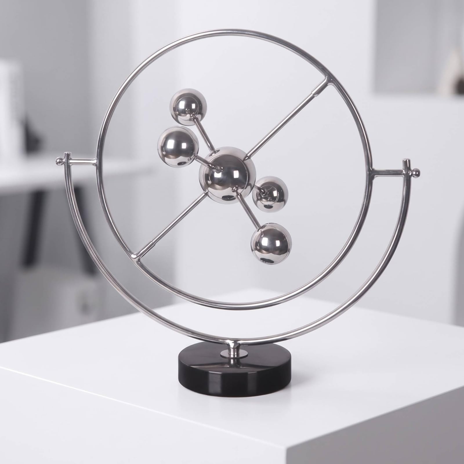 Sfera Decorativa Scultura Moderna Arredo Tavolo Centrotavola Astratto con Struttura Circolare E Barre Intersecanti in Lega con Sfere Specchiate Base