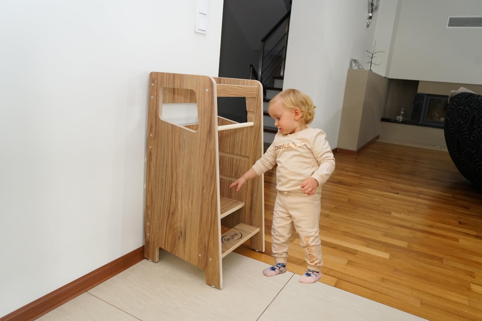 Skyline Steh und Lernturm Baby ab 1 Jahr Montessori Learning Tower Höhenverstellbar Tritthocker Kinder Indoor Möbel Kinderzimmer Trittschemel Kitchen Helper Hochstuhl Faltbarer Braun Holzimitat