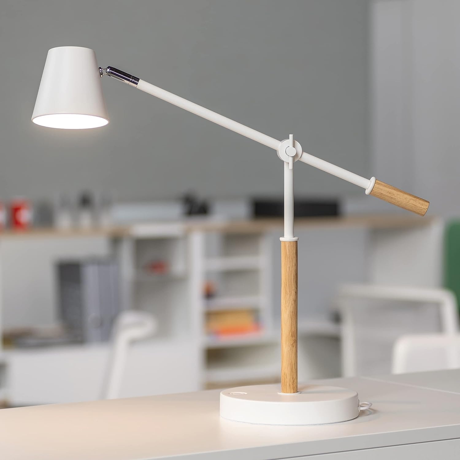 Unilux LED Schreibtischlampe Vicky, skandinavisch, dimmbar, weiß mit Holz