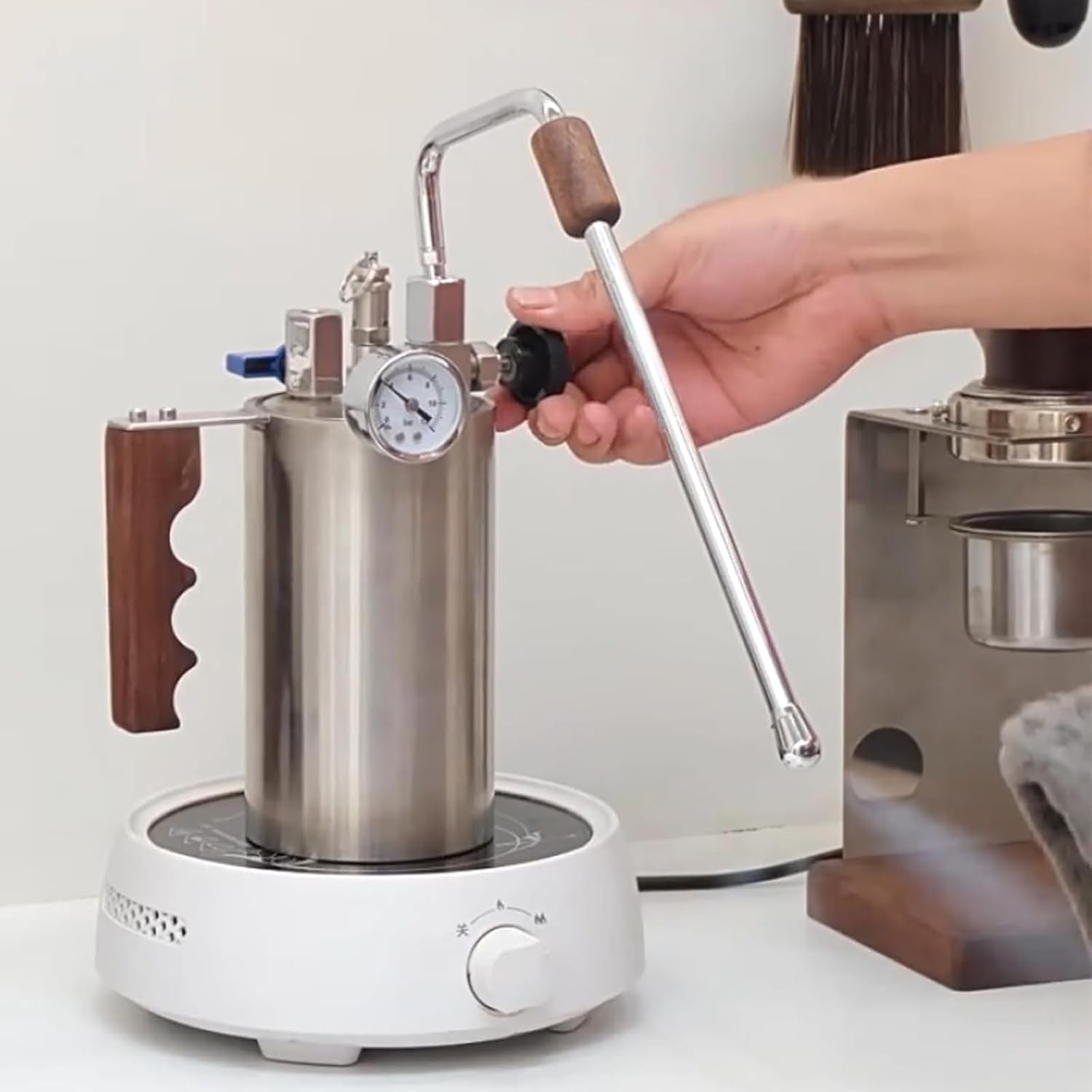 Komercyjny spieniacz do mleka z manometrem powietrza, pojemność 100-500 ml, maksymalne ciśnienie 4 bary dla idealnego latte, cappuccino i gorącej czekolady