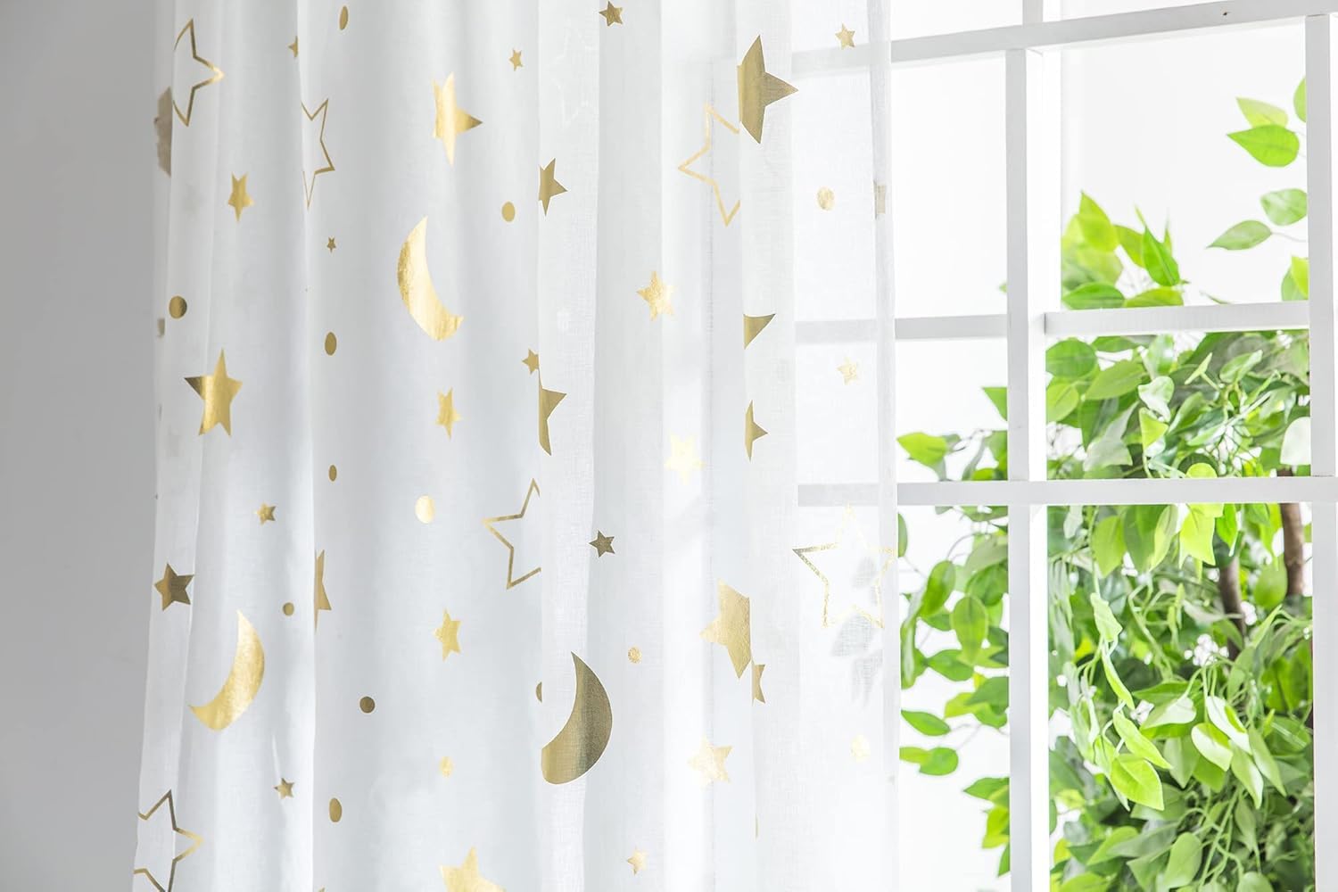 BOYOUTH Lot de 2 panneaux de voilage transparents à motif étoiles et lune pour décoration de fenêtre, rideaux avec passe-tringle pour chambre à coucher, bureau, salon, doré, 99 x 248 cm