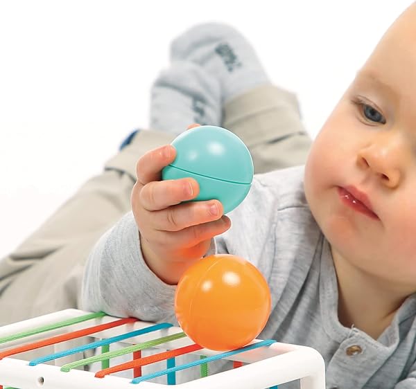 Ludi - Cube De Manipulation - Jouets D'Éveil Bébé - Dès 10 Mois - Développe La Réflexion, La Motricité Fine, Le Toucher & La Découverte - 1 Cube Élastique + 12 Balles Oranges & Bleues Au Son Rigolo - 3
