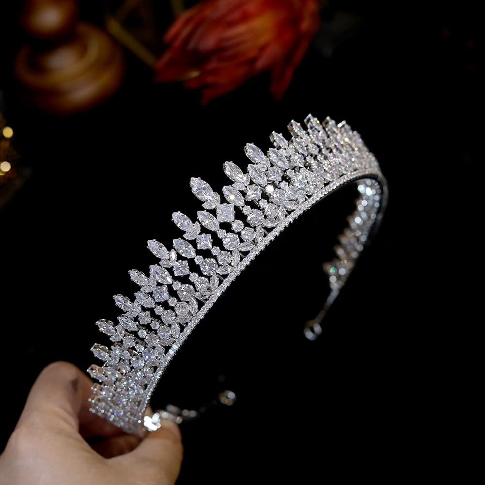 ZYFSHA Biżuteria do włosów Diadem z koroną dla kobiet Tiara Kolor srebrny Kryształ Cyrkonia Wydłużona korona Stroik ślubny Królewskie ślubne akcesoria do włosów Biżuteria damska, długość srebrna 38,5