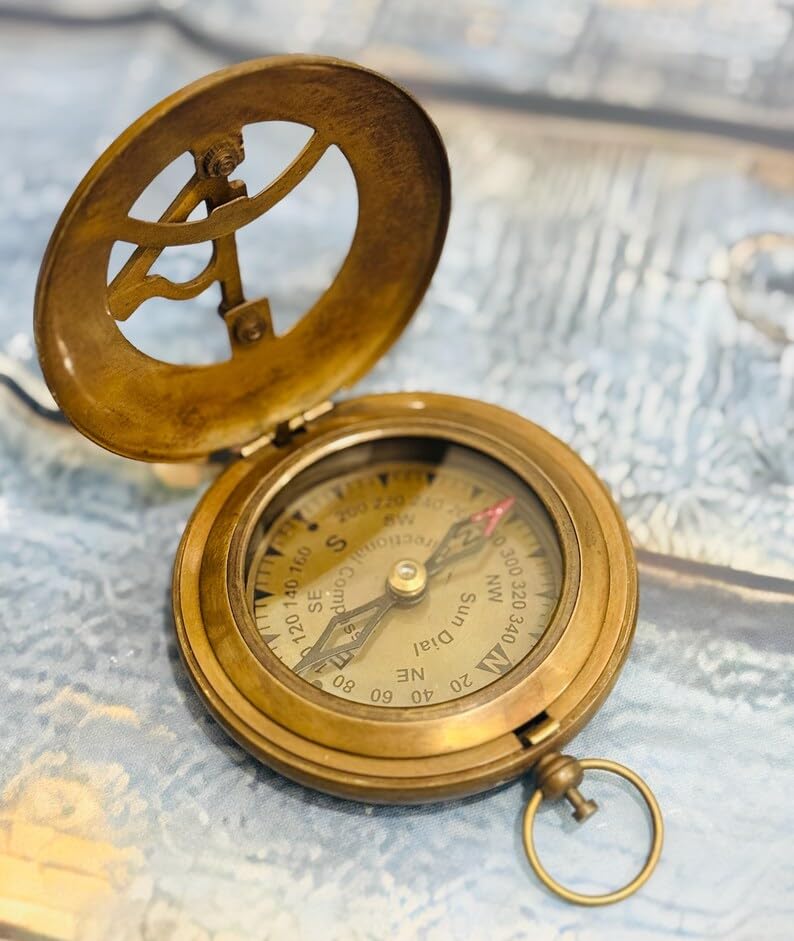 Brújula marítima de bolsillo con reloj de sol náutico de latón con estilo antiguo y estuche de cuero miniatura 4