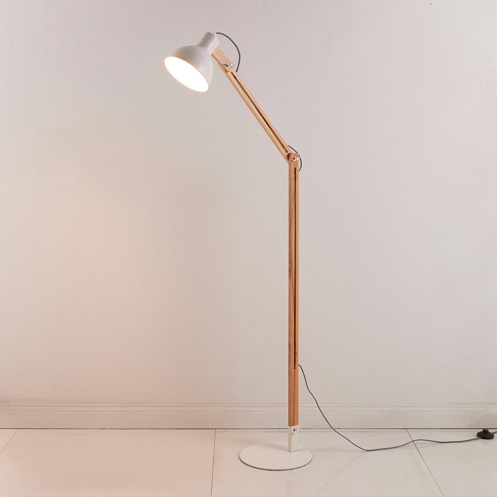 Lindby Lampenwelt Stehlampe skandinavisch Holz Metall weiß, Standleuchte Leselampe-Stehlampe für Wohnzimmer Esszimmer Schlafzimmer