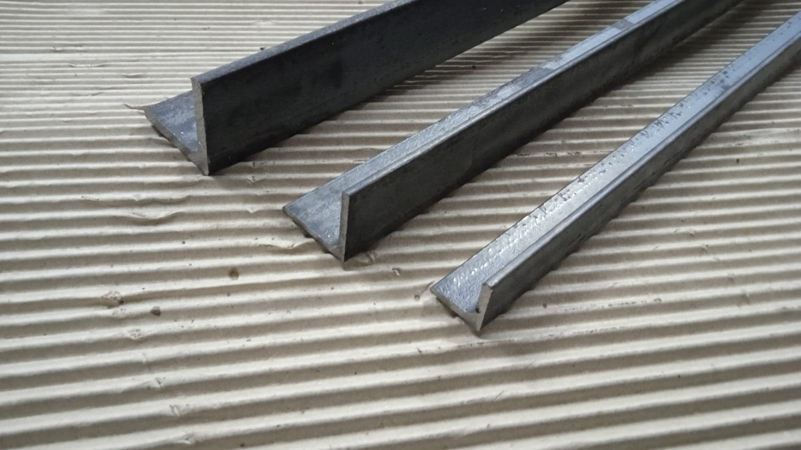 Barra Angolare in Ferro S235JR 30x30x3x1000 mm