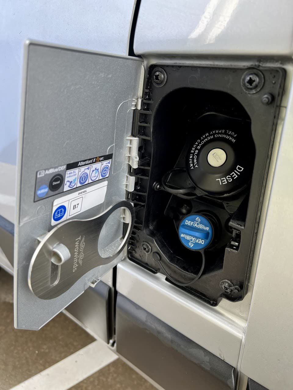 Twowinds - Bloqueo Antirrobo AdBlue Compatible con Fiat Ducato, Jumper, Boxer (2016-2024) - Camper y Caravanas - Cierre de Seguridad del Tapón Depósito AdBlue en Acero Inoxidable